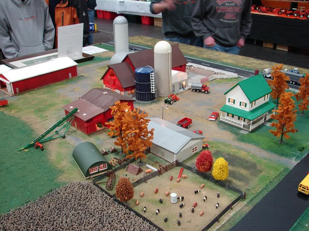 LOTS of Pictures from the 09 Ripon WI Toy Show Toy Farmin' LLC